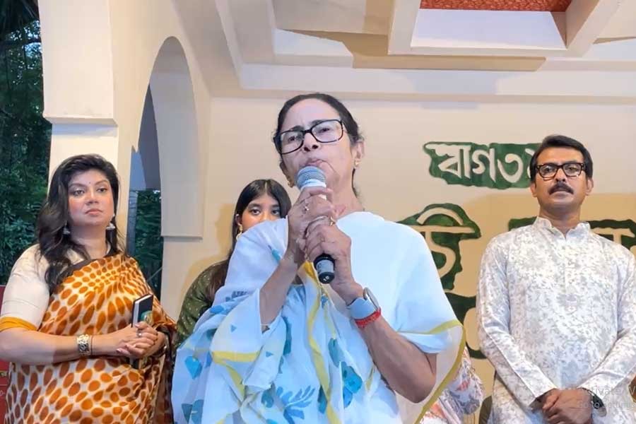 জমা জলে প্রাণহানি নিয়ে রাজনীতি! বিরোধীদের বিরুদ্ধে ক্ষোভ উগরে দিলেন মমতা