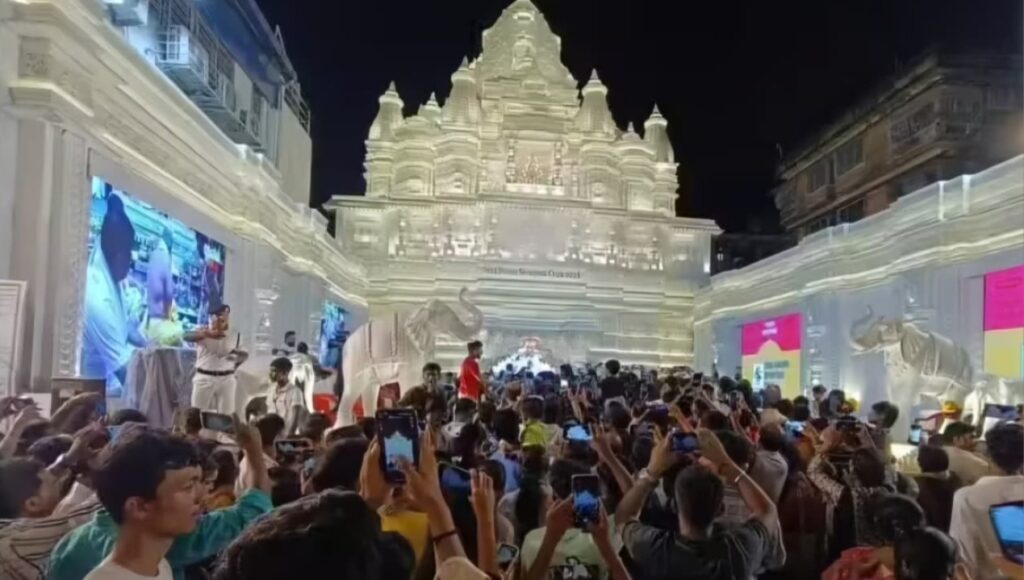 ষষ্ঠীকে হার মানাচ্ছে সপ্তমীর ভিড়! কলকাতার সর্বত্র যেন কার্নিভাল চত্বরে পরিণত হয়েছে