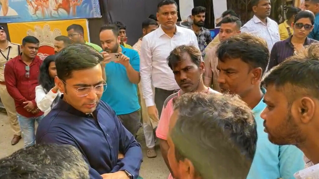 নাগেরবাজারের পুজো মণ্ডপে আচমকাই হাজির অভিষেক!  প্রতিমা দর্শনের পর পরিযায়ী শ্রমিকের সঙ্গে কথা বললেন, আশ্বাস দিলেন