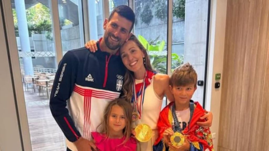 ছাত্র আন্দোলনের সমর্থনে বিতর্কে জোকোভিচ,দেশ ছেড়ে পরিবারসহ গ্রিসে বসবাস