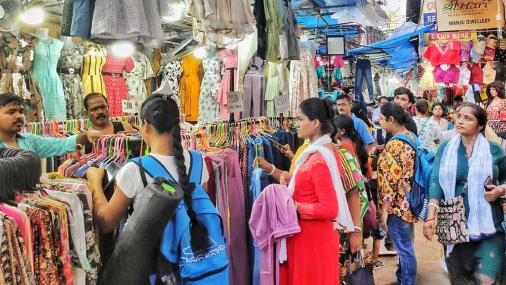 বৃষ্টিমুক্ত কলকাতায় জমজমাট পুজোর বাজার