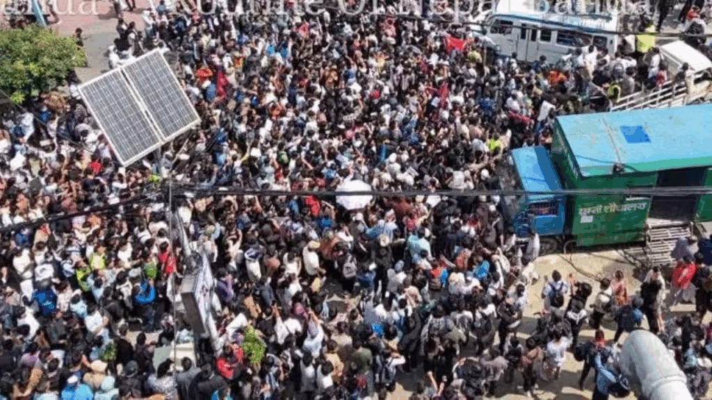 ‘জেন জেড’ আন্দোলনে অগ্নিগর্ভ নেপাল, মৃত অন্তত ২১, পদত্যাগ স্বরাষ্ট্রমন্ত্রীর