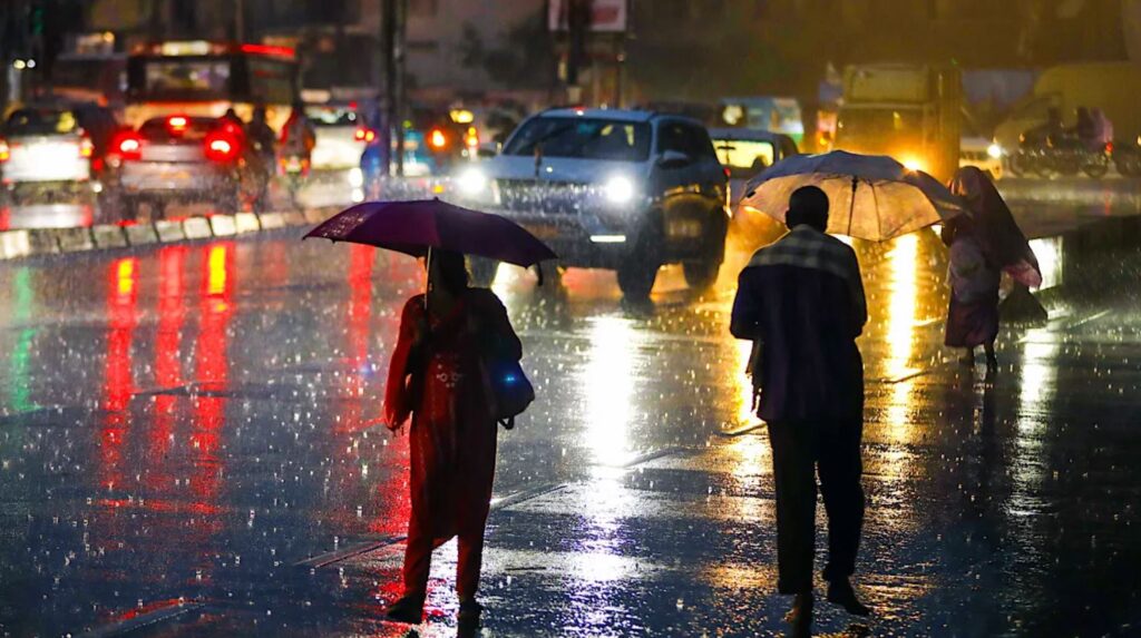 চতুর্থীর সন্ধ্যায় আচমকা বৃষ্টির হানা, তবু উৎসবের ছন্দে অটুট কলকাতা