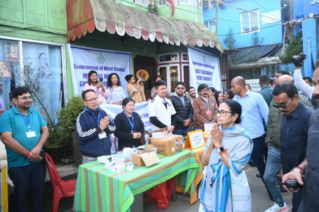 উত্তরের পাশে মমতা: বইয়ের রয়্যালটি থেকে দিলেন ৫ লক্ষ টাকা, এগিয়ে এলেন সাংসদ-মন্ত্রীরাও