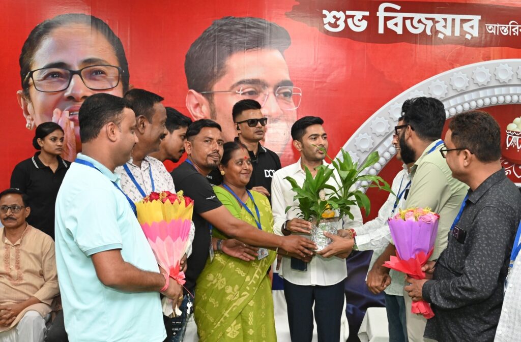 বিজয়া সম্মিলনীতে জনসেবা ও ভোট প্রস্তুতির ডাক, ফের ‘সেবাশ্রয়’-র ঘোষণা অভিষেকের