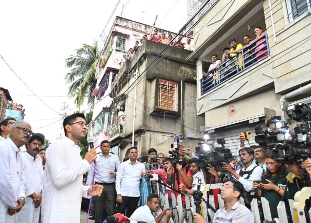 SIR in Bengal: বাবা-ঠাকুরদার পরিচয় নিয়ে আসুন,  বিজেপিকে চ্যালেঞ্জ অভিষেকের