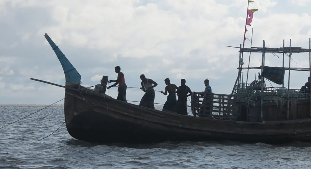 মাছ ধরতে গিয়ে বিপত্তি, বাংলাদেশে আটক বাংলার ১৪ জন মৎস্যজীবী