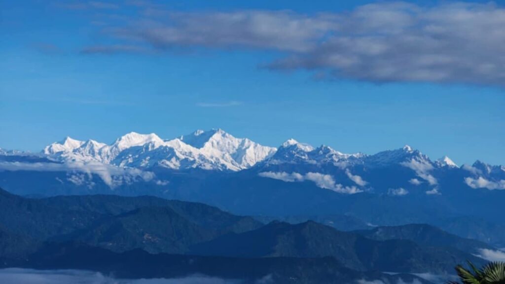 মেঘ সরতেই উঁকি দিল কাঞ্চনজঙ্ঘা! কমেছে বৃষ্টি, পাহাড়ের দুর্যোগ কি তবে কাটল?