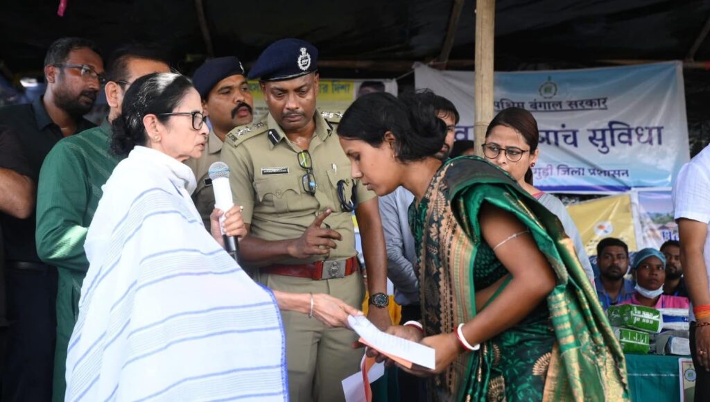 “তুমি একা নও…”, উত্তরবঙ্গে সন্তানহারা মাকে সান্ত্বনা মুখ্যমন্ত্রীর