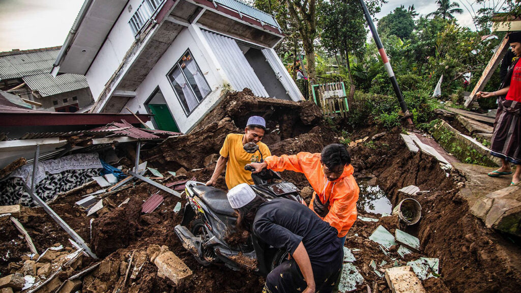 দুই সপ্তাহের ব্যবধানে আবারও কেঁপে উঠল ইন্দোনেশিয়া