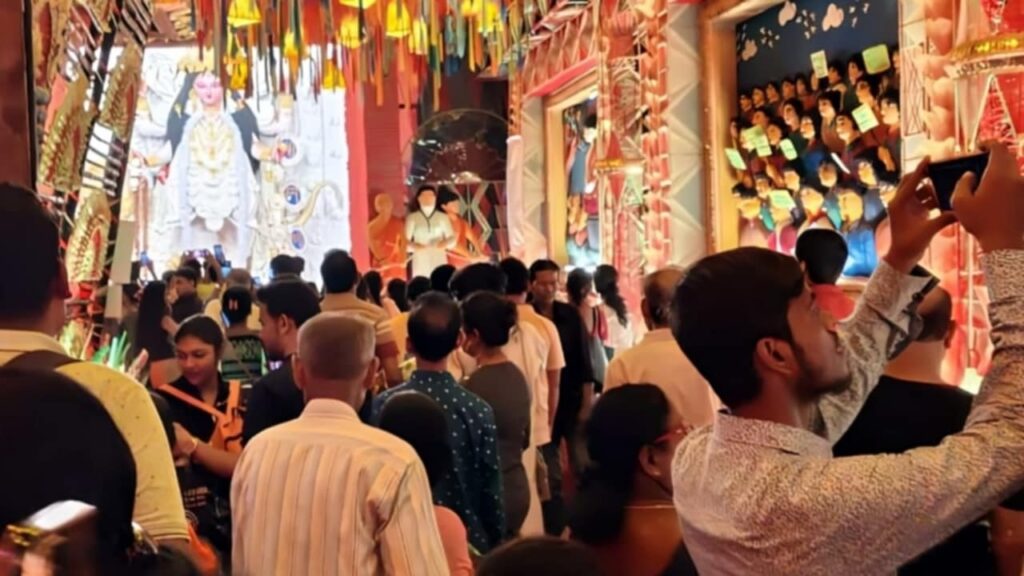 Jagaddhatri Puja 2025: ষষ্ঠীর রাতে জনসমুদ্র চন্দননগর, ভদ্রেশ্বরে