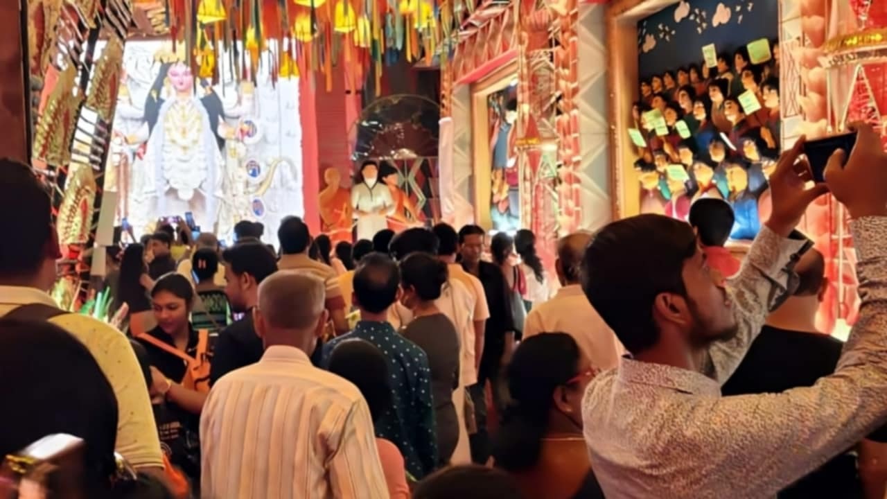 Jagaddhatri Puja 2025: ষষ্ঠীর রাতে জনসমুদ্র চন্দননগর, ভদ্রেশ্বরে