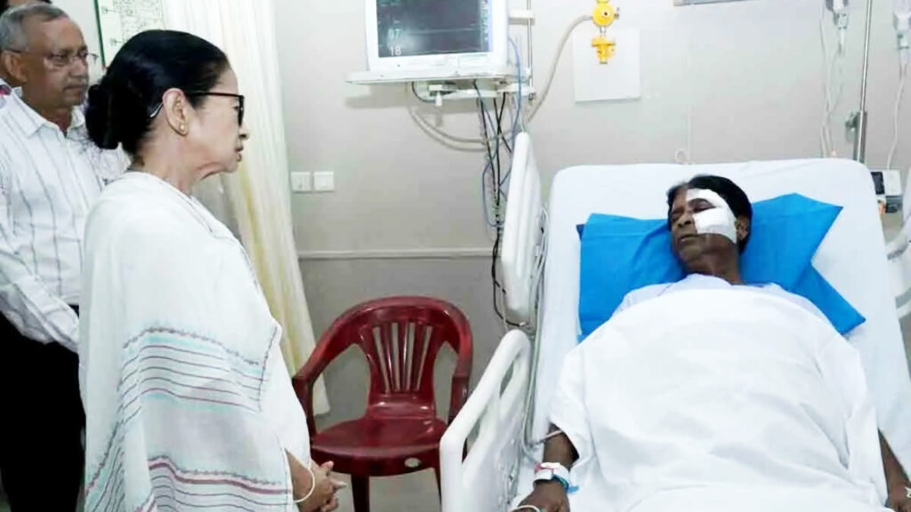 BJP সাংসদ খগেন মুর্মুকে দেখতে হাসপাতালে মুখ্যমন্ত্রী