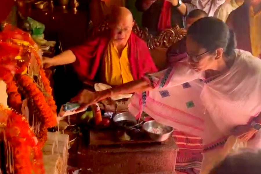 পাহাড়বাসীর মঙ্গল কামনায় দার্জিলিংয়ের মহাকাল মন্দিরে পুজো দিলেন মুখ্যমন্ত্রী, করলেন জনসংযোগও