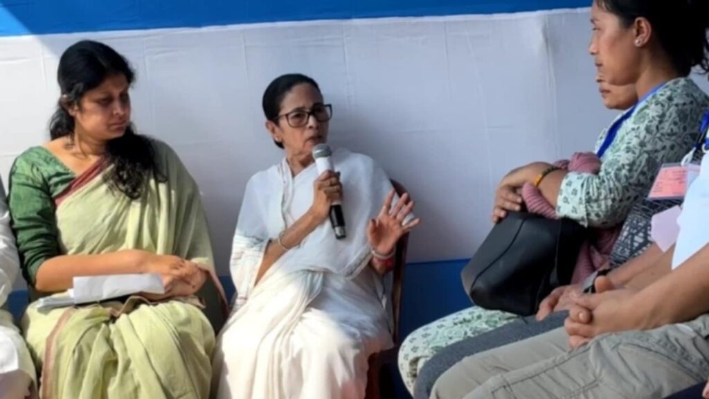 দুধিয়ার ত্রাণশিবিরে দুর্গতদের পাশে মুখ্যমন্ত্রী, মিরিকে ১৫ দিনের মধ্যে অস্থায়ী সেতু নির্মাণের ঘোষণা