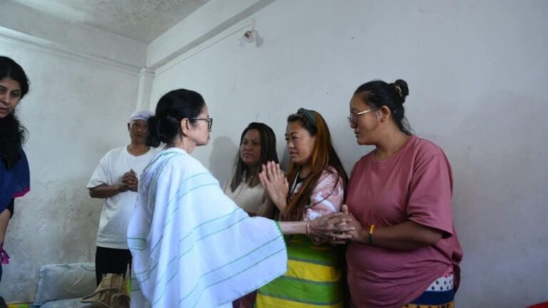 মিরিকে ধসে ক্ষতিগ্রস্তদের পাশে মুখ্যমন্ত্রী, স্বজনহারাদের ঘরে গিয়ে খোঁজ নিলেন মমতা