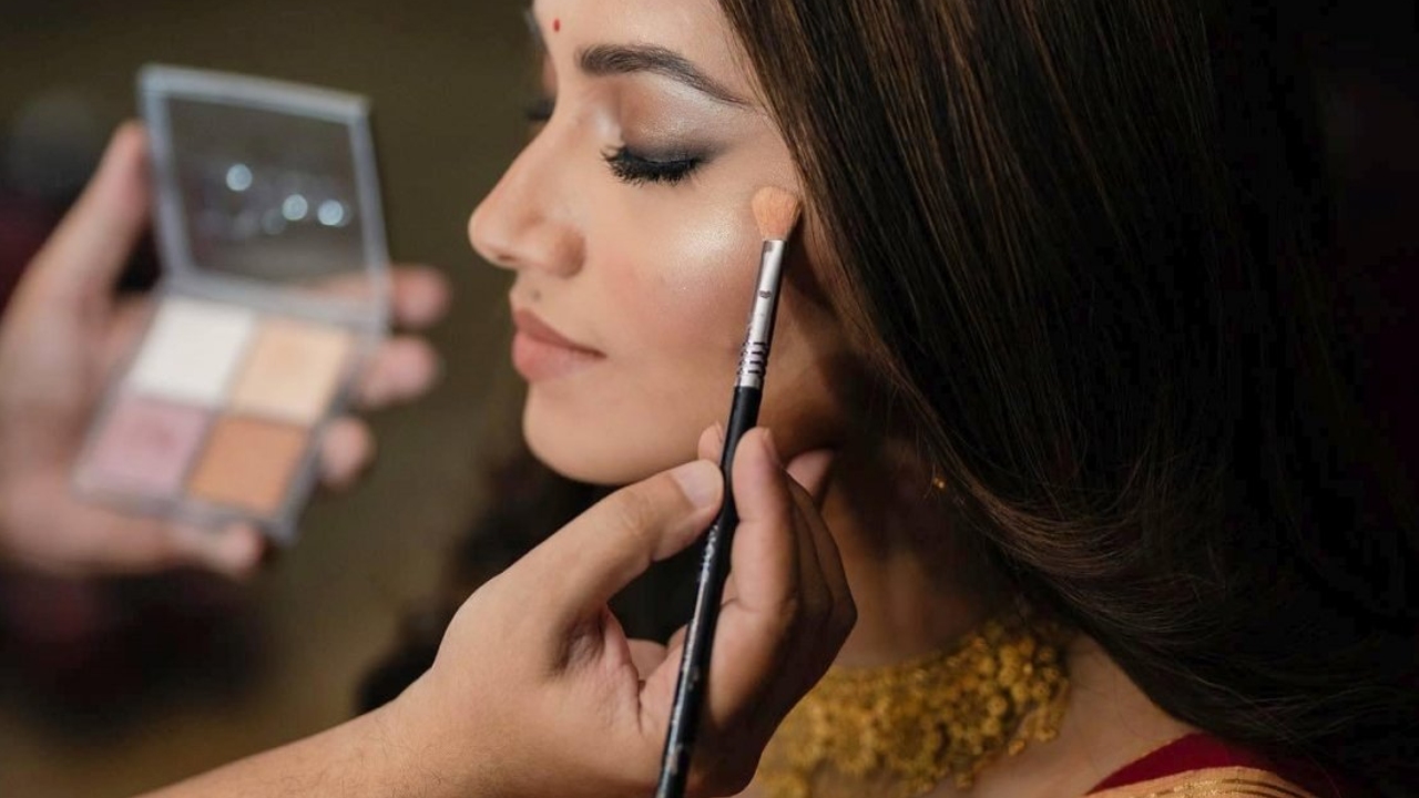 ব্যস্ত জীবনে মাত্র ১০ মিনিটেই পারফেক্ট বিউটি লুক! জানুন সহজ মেকআপ কৌশল