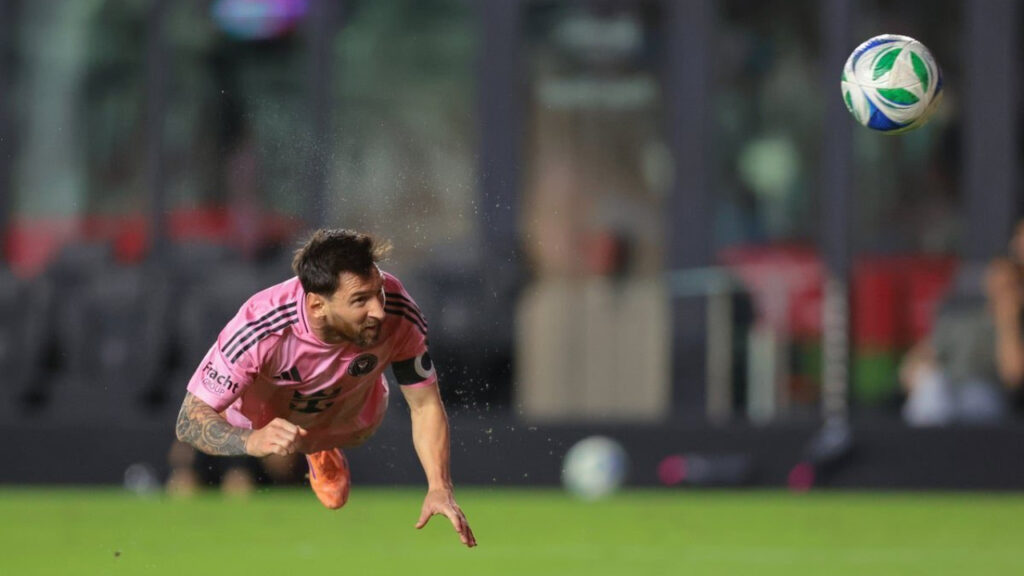 নতুন চুক্তির পরদিনই আগুন ঝরালেন মেসি! জোড়া গোল করে রেকর্ড ভাঙলেন ইন্টার মায়ামির অধিনায়ক