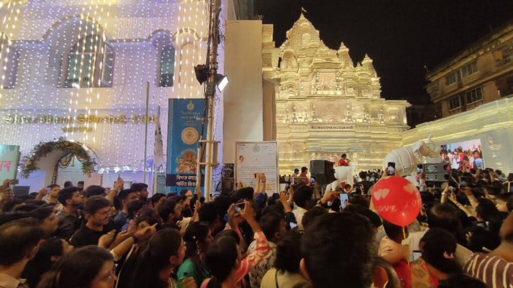 মহাষ্টমীর রাতে জনজোয়ার কলকাতায়, উত্তর থেকে দক্ষিণ রেকর্ড-ভাঙা ভিড়