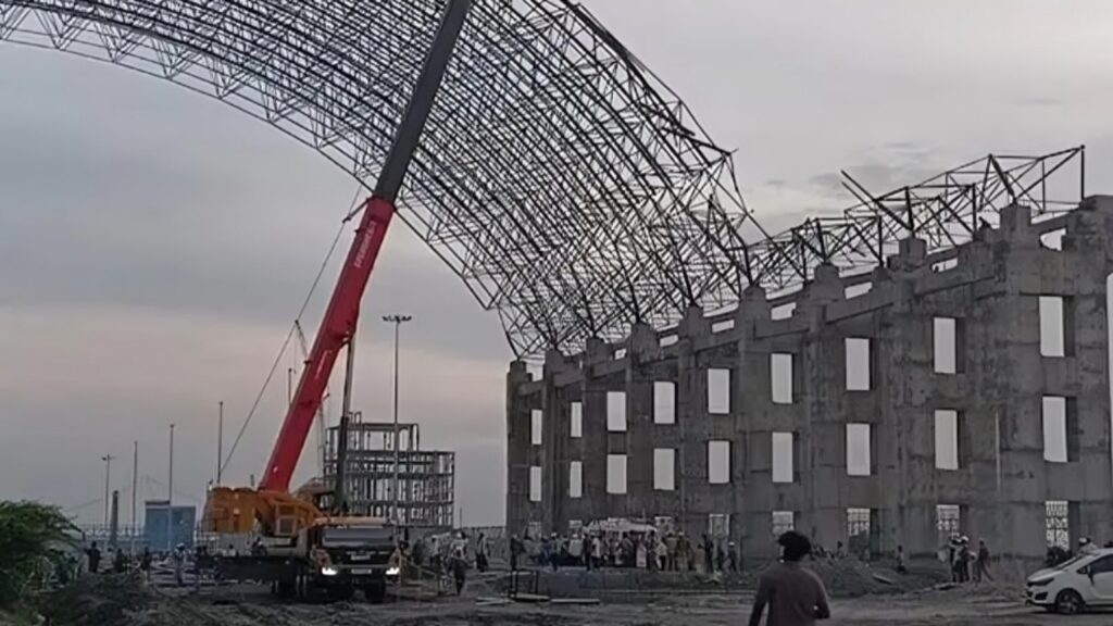 চেন্নাইয়ে নির্মীয়মাণ ধাতব কাঠামো ভেঙে অন্তত নয় পরিযায়ী শ্রমিকের মৃত্যু