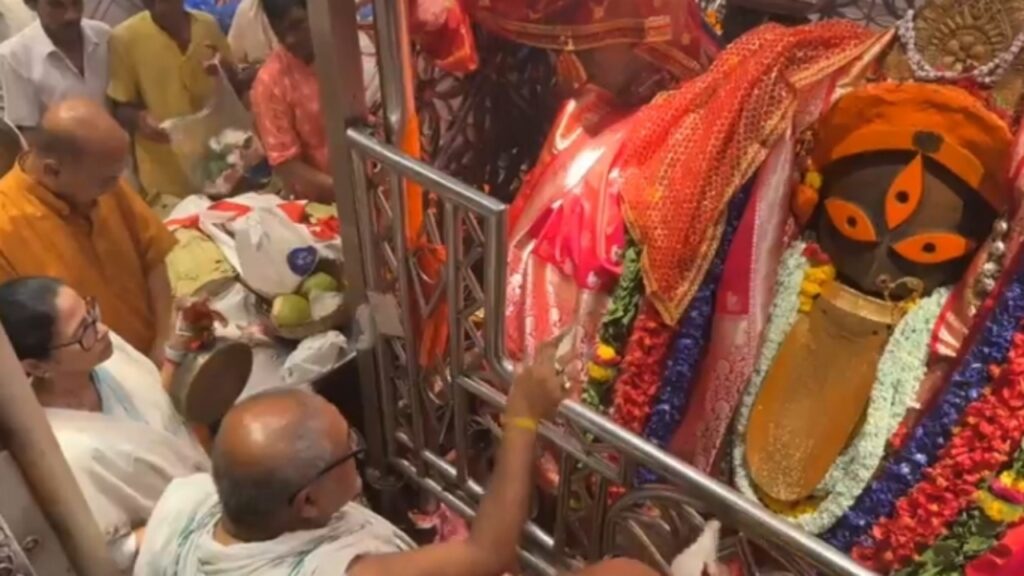 মহানবমীর সন্ধ্যায় কালীঘাট মন্দিরে মুখ্যমন্ত্রী, পুজো দিয়ে বাজালেন কাঁসর