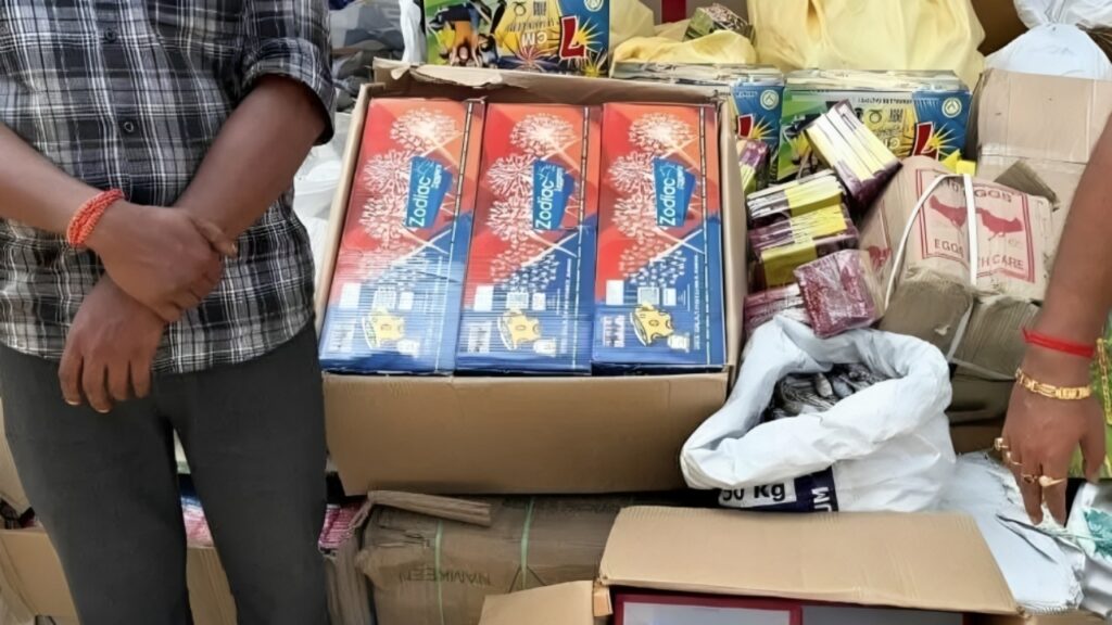 শব্দদানব ঠেকাতে শহরজুড়ে বিশেষ অভিযান পুলিশের, ধর্মতলায় প্রচুর নিষিদ্ধ বাজি-সহ আটক ১