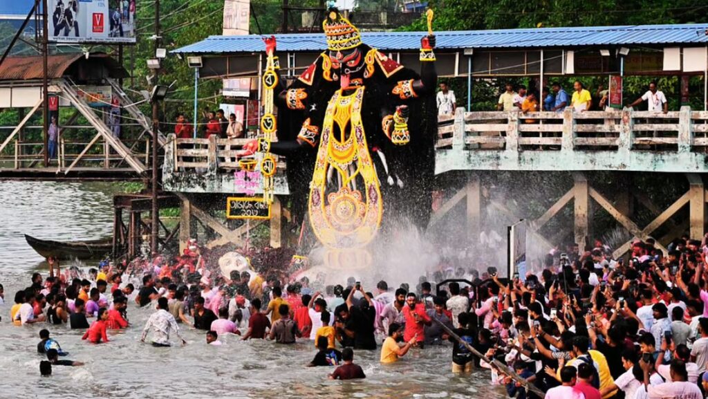 পুষ্পসজ্জায় মহাসমারোহে সম্পন্ন হল নৈহাটির বড়মার প্রতিমা নিরঞ্জন