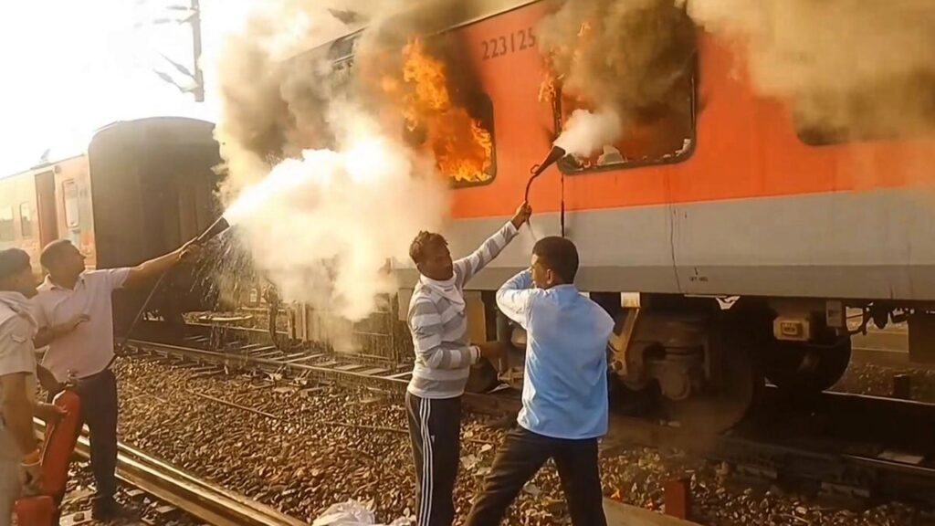 সাতসকালে দাউদাউ করে জ্বলল ট্রেন, যাত্রীদের নিরাপত্তা নিয়ে উঠছে প্রশ্ন