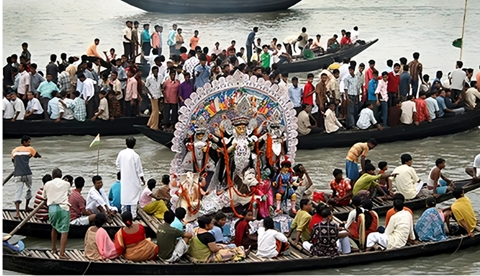 দশমীতে ইছামতীতে দুই বাংলার মিলন: প্রতিমা নিরঞ্জনে কড়া নিরাপত্তা, নজরদারিতে BSF ও BGB