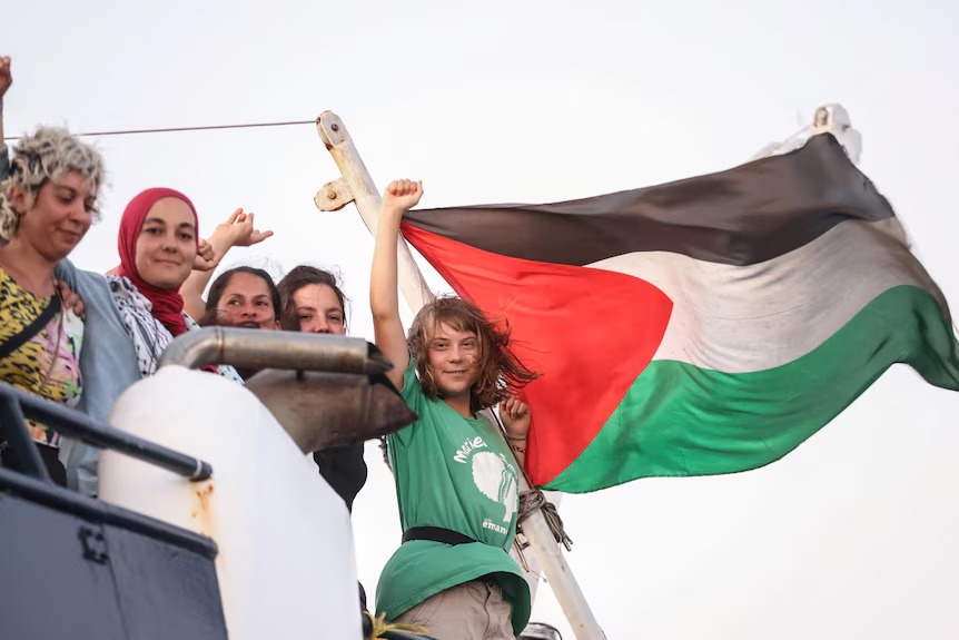 Greta Thunberg: গ্রেটার গায়ে জোর করে চাপিয়ে দেওয়া হয়েছিল ইসরায়লি পতাকা, অভিযোগ সহকর্মীদের