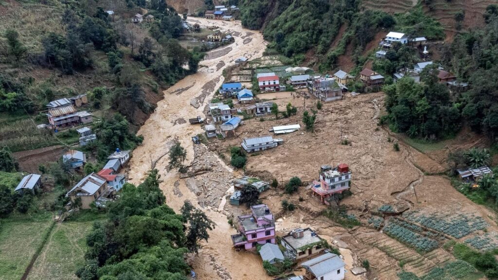 ভারী বৃষ্টিতে নেপালে মৃত্যু অন্তত ৪২ জনের, খুলে দেওয়া হল ভারত সীমান্তবর্তী কোশী বাঁধের ৫৬টি গেট
