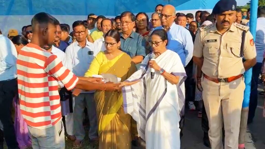 সংযত থাকার বার্তা, রাজনীতি ভুলে দুর্গতদের পাশে দাঁড়ানোর ডাক মমতার