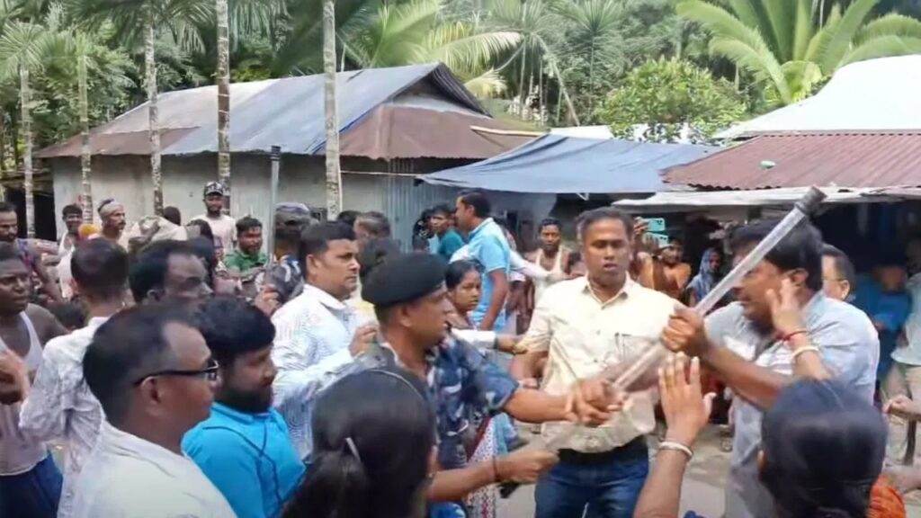 সোমবারের পর মঙ্গলবারেও ত্রাণ দিতে দিয়ে জনতার বিক্ষোভের মুখে বিজেপি বিধায়ক