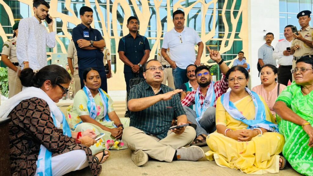 ত্রিপুরায় বিজেপির ‘সন্ত্রাস’-র প্রতিবাদে তৃণমূলের প্রতিনিধি দলের বিমানবন্দরে ধরনা, পুলিশি বাধার অভিযোগ