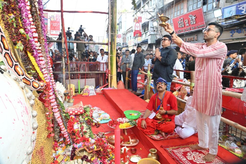 নৈহাটির বড়মার মন্দিরে পুজো দিলেন অভিষেক বন্দ্যোপাধ্যায়