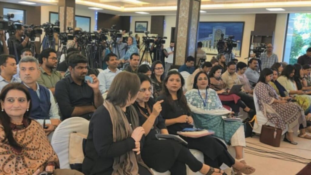 চাপের কাছে নতিস্বীকার? রবিবার মহিলা সাংবাদিকদের উপস্থিতিতে সাংবাদিক বৈঠক তালিবান সরকারের বিদেশমন্ত্রীর