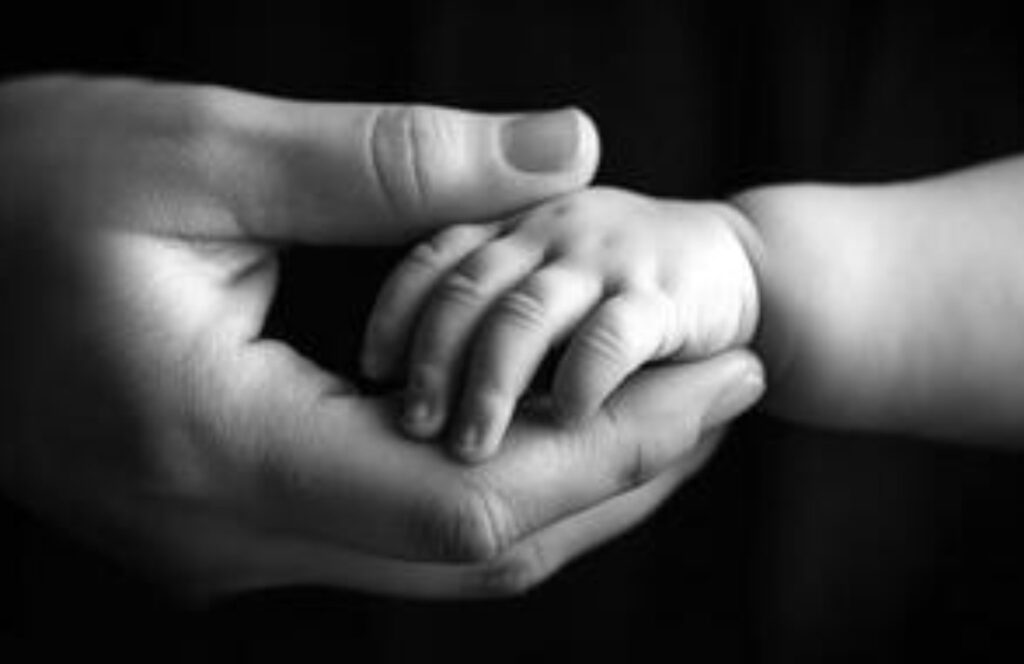 বাংলার পুলিশের সাফল্য! কয়েকঘণ্টার মধ্যেই মায়ের কোলে ফিরল চুরি যাওয়া ১৮ দিনের শিশু