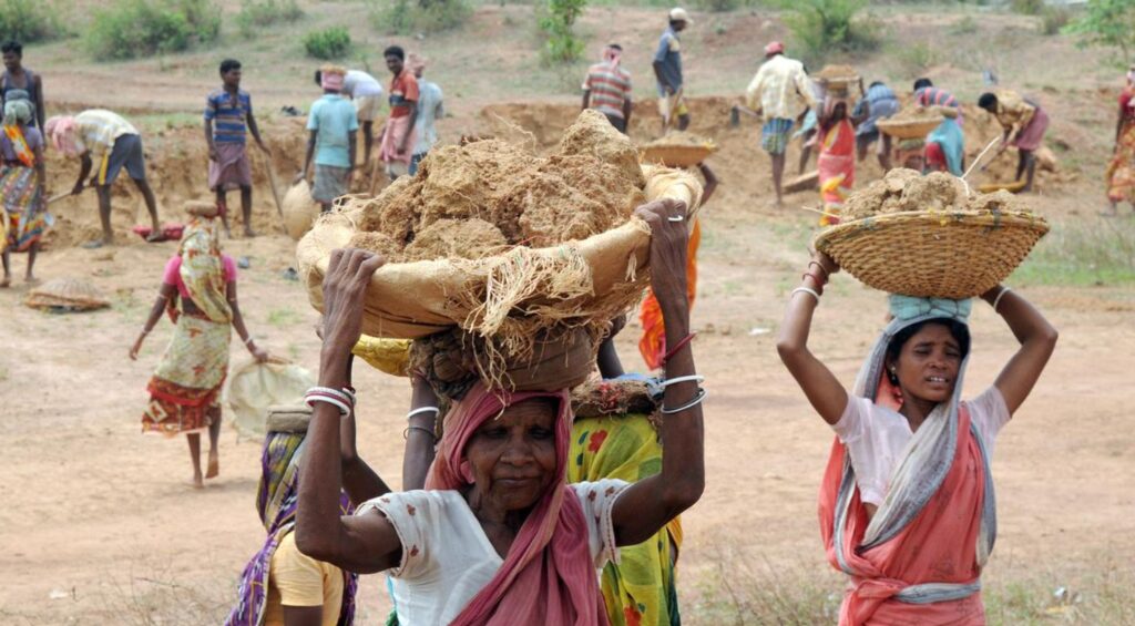 একশো দিনের কাজে কেন্দ্রের কাছে বাংলার বকেয়া ৫০ হাজার কোটি, পরিসংখ্যান পেশ তৃণমূলের