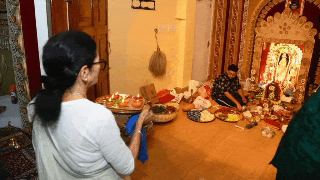 ৪৮ বছরে পা মুখ্যমন্ত্রীর বাড়ির কালীপুজো, মাতৃ আরাধনায় মগ্ন মমতা বন্দ্যোপাধ্যায়