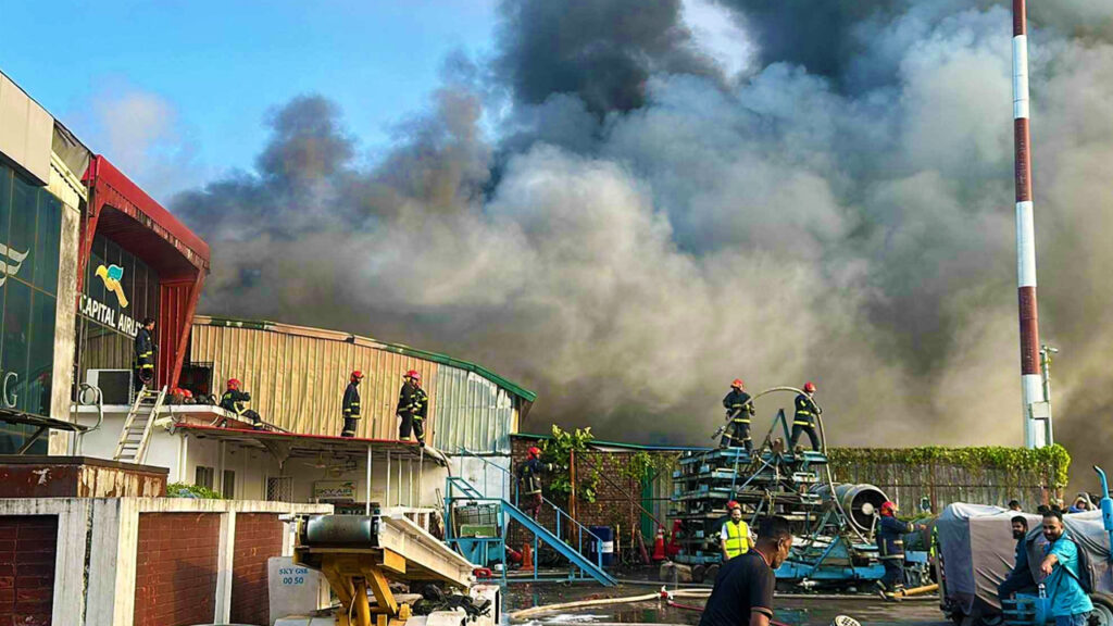 ঢাকা বিমানবন্দরে ভয়াবহ অগ্নিকান্ড, ব্যাহত উড়ান পরিষেবা