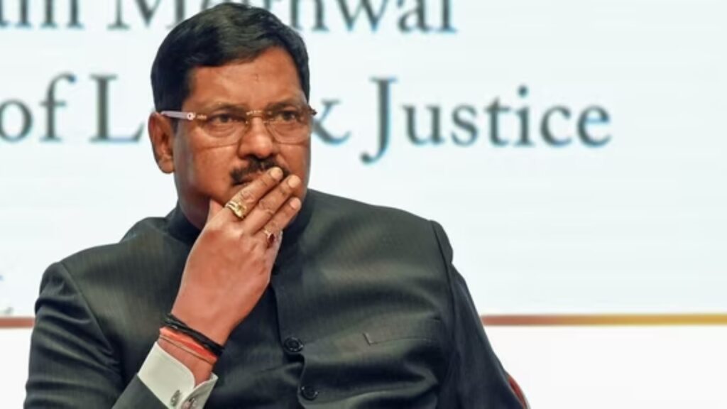 বেনজির কাণ্ড! দেশের প্রধান বিচারপতির দিকে জুতো ছুড়ে মারার চেষ্টা আইনজীবীর