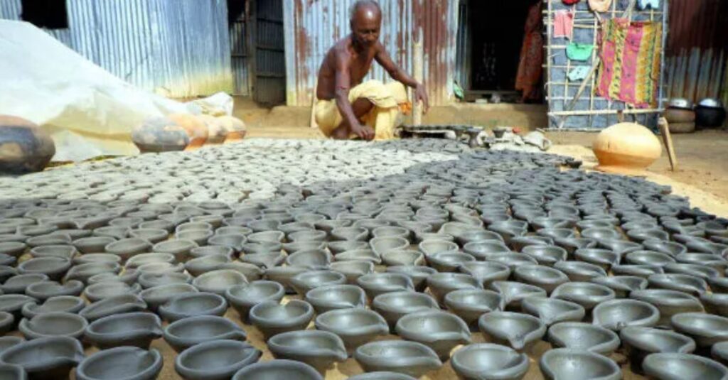 সামনেই দীপাবলি, মাটির প্রদীপ তৈরিতে দিনরাত এক হাবড়ার মৃৎশিল্পীদের