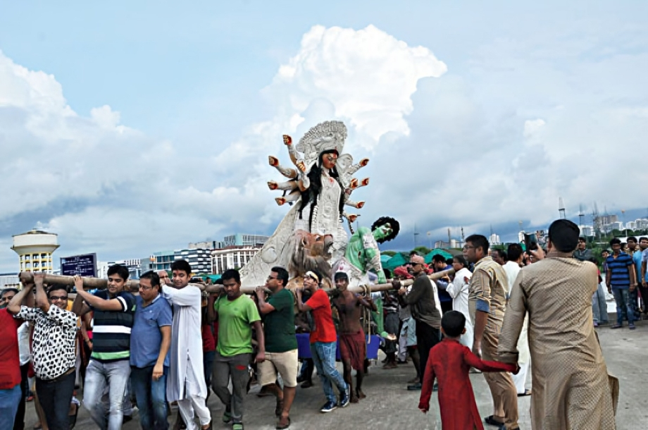 Bijoya Dashami 2025: অঘটন রুখতে ঘাট চত্বরে কড়া নজরদারি পুলিশের, সাফাইয়ে জোর পুরসভার