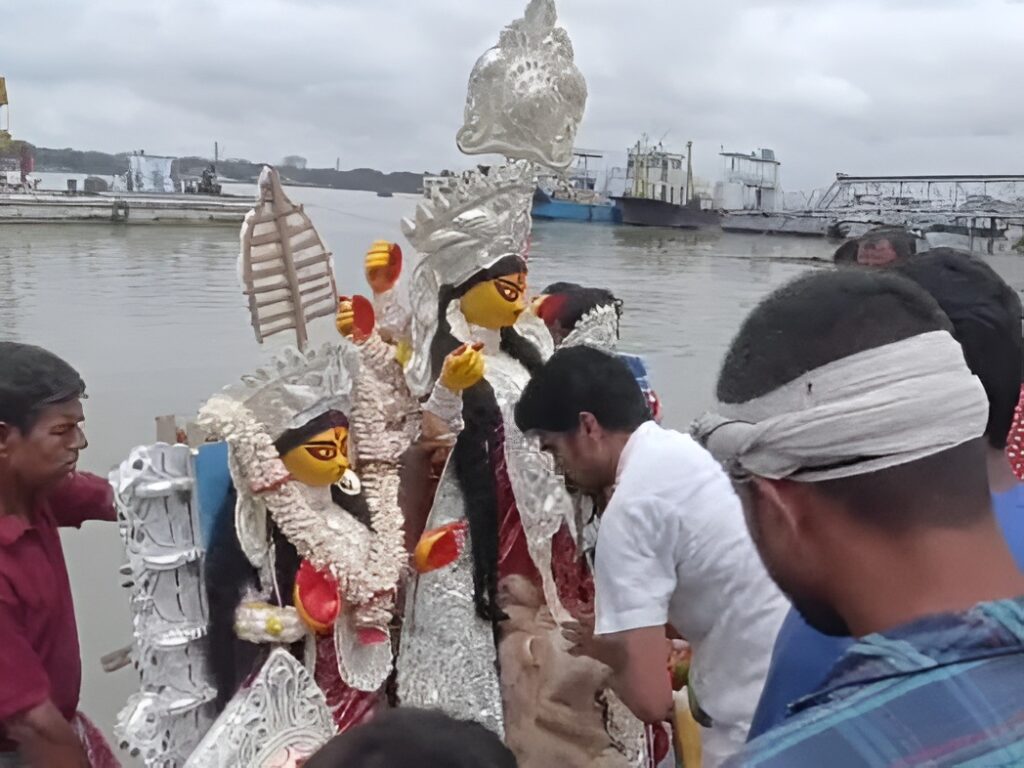 Bijaya Dashami 2025: বাবুঘাটে শুরু বিসর্জন, দশমীর বেলায় বৃষ্টির মাঝেই কৈলাশযাত্রা উমার