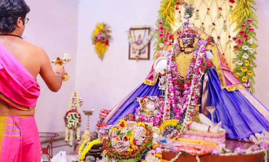 Naihati Boro Ma: বাড়ছে ভিড়, আজ কী কী থাকছে বড়মার ভোগে?