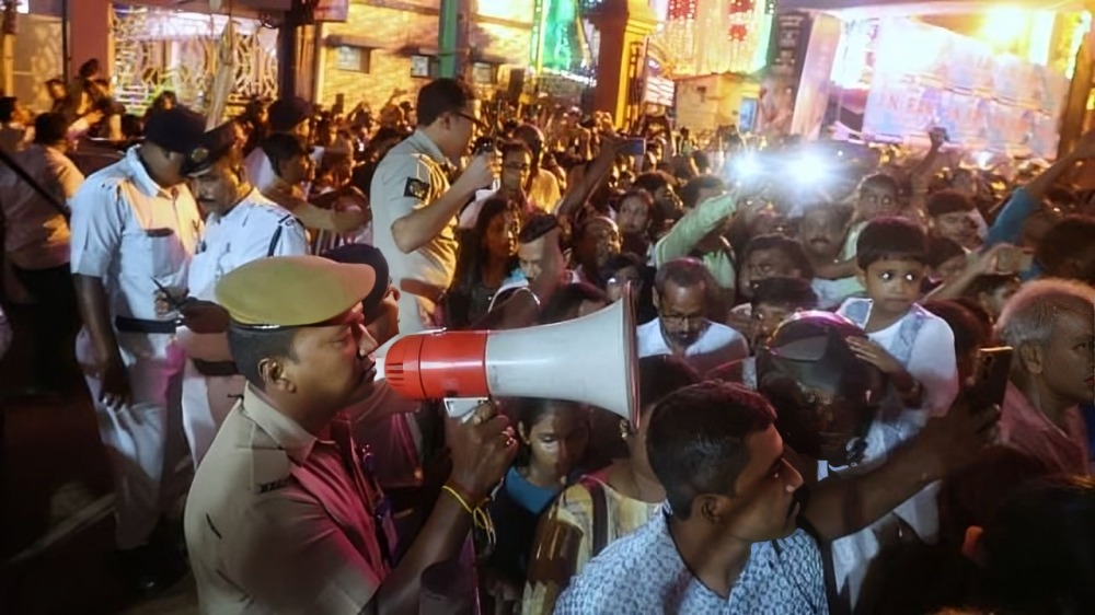 Durga Puja 2025: পুজোর শহরে ভিড় সামলে ‘ম্যান অফ দ্য ম্যাচ’ Kolkata Police