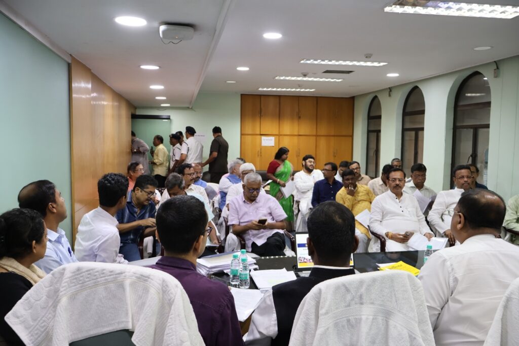 কমিশনের ডাকা সর্বদল বৈঠকে তুমুল হট্টগোল! SIR নিয়ে একযোগে প্রতিবাদ তৃণমূল-সহ বিরোধীদের