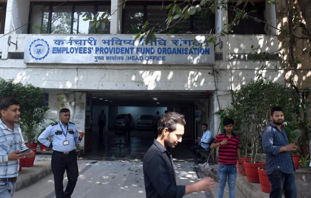 অবসরের ৩ বছর পর মিলবে পেনশন? EPFO-র নতুন নিয়মে দেশজুড়ে ক্ষোভ