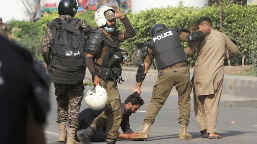 TLP-র বিক্ষোভে রণক্ষেত্র ইসলামাবাদ, পুলিশের গুলিতে মৃত ১১, পাকিস্তানে গৃহযুদ্ধের আশঙ্কা