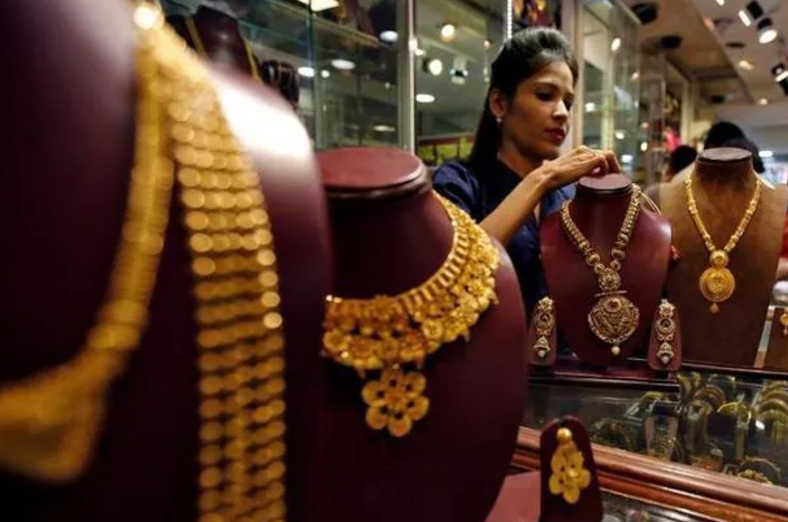 Gold Price: সুখবর! কমল সোনার দাম, দীপাবলির আগে আরও সস্তা হবে?